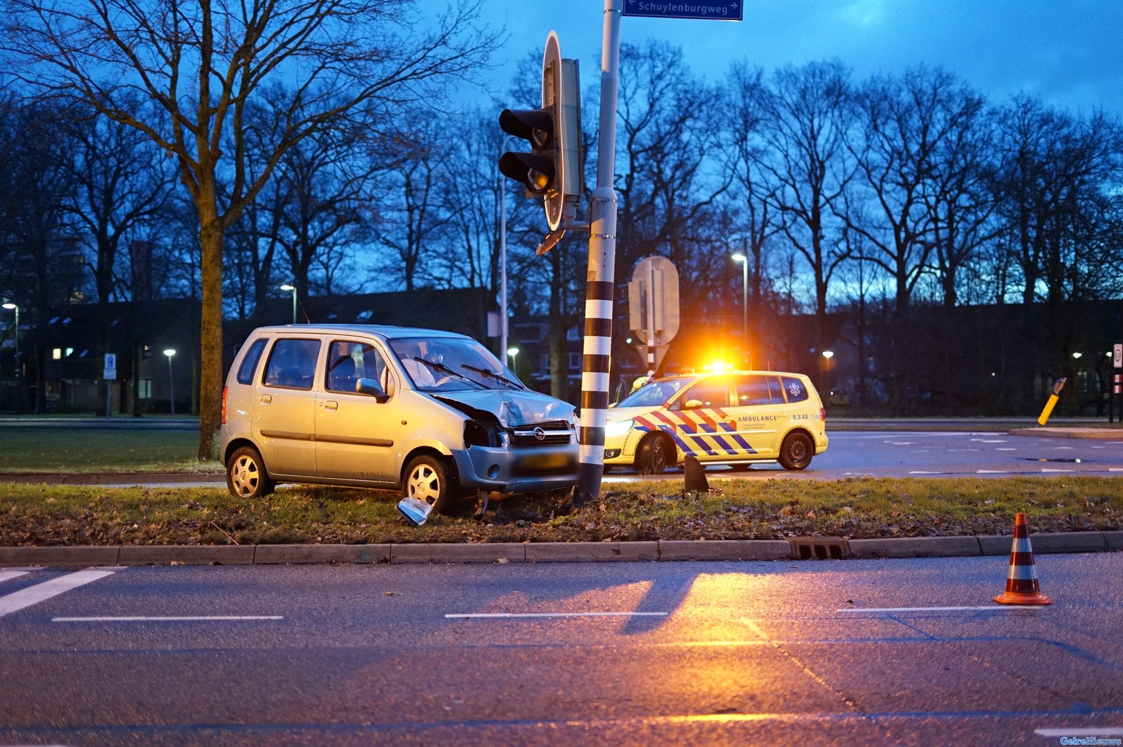 Auto klapt op verkeerslicht in Nijmegen