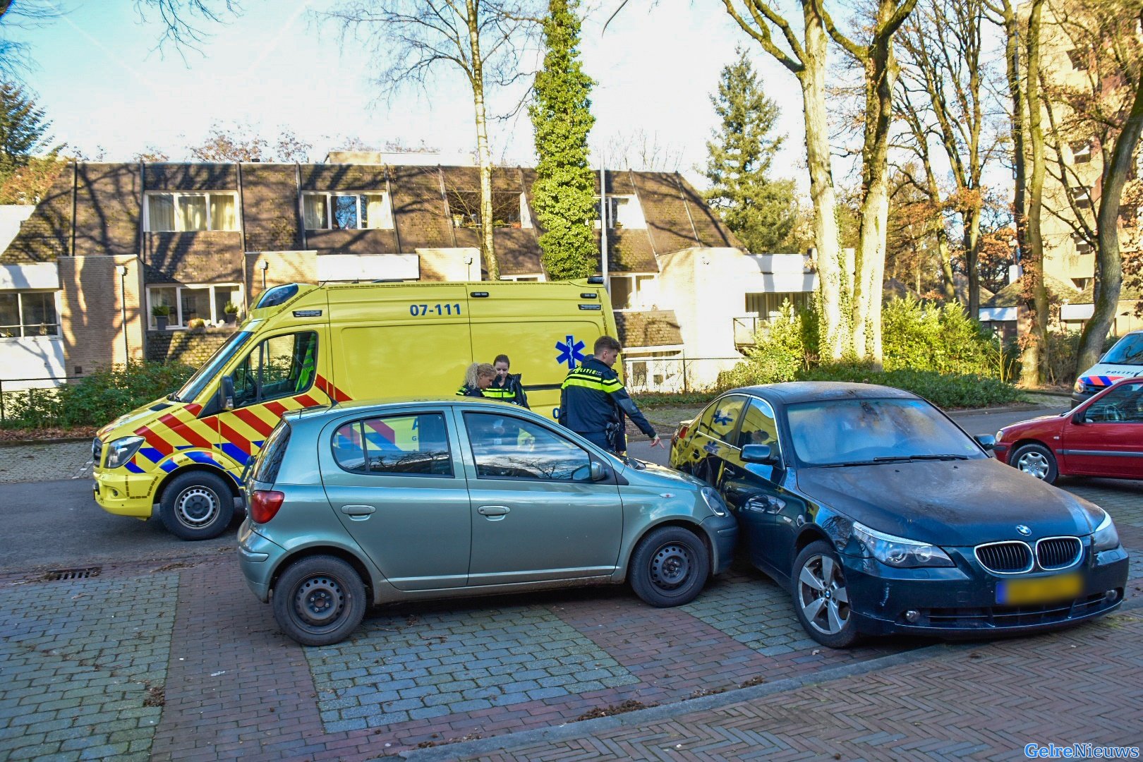 Bestuurster rijdt tegen geparkeerde auto in Doorwerth