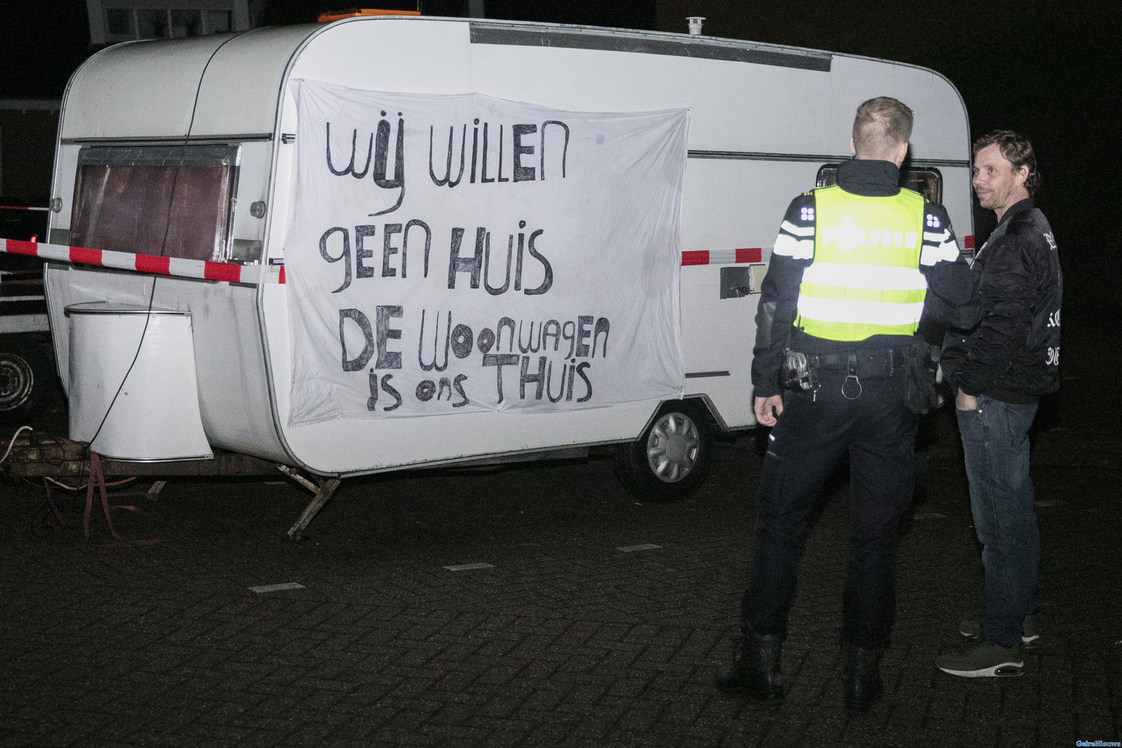 Woonwagenbewoner demonstreert op parkeerplaats gemeentehuis