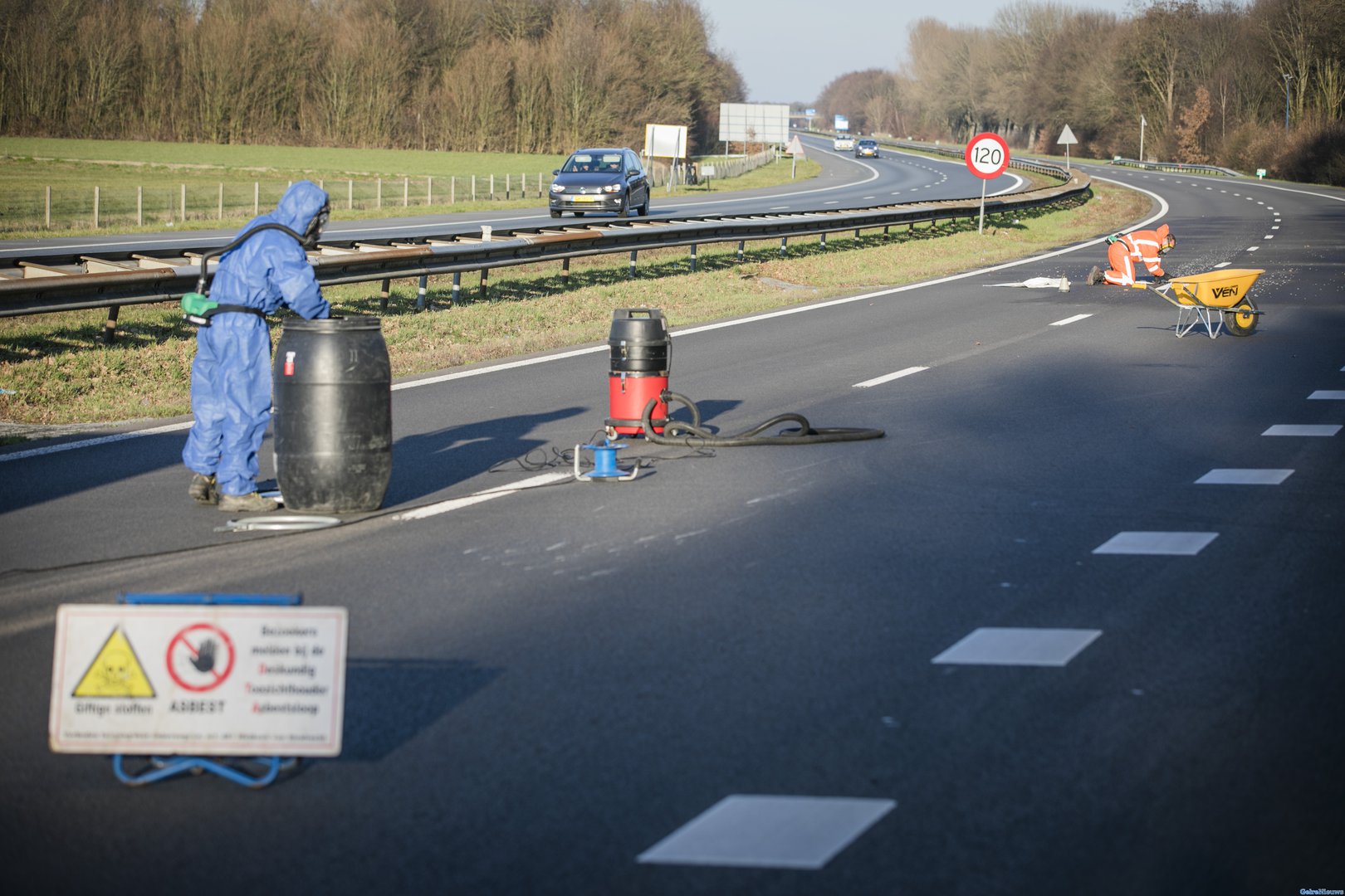 Asbest valt van aanhanger, snelweg bij Nijmegen nog uren dicht