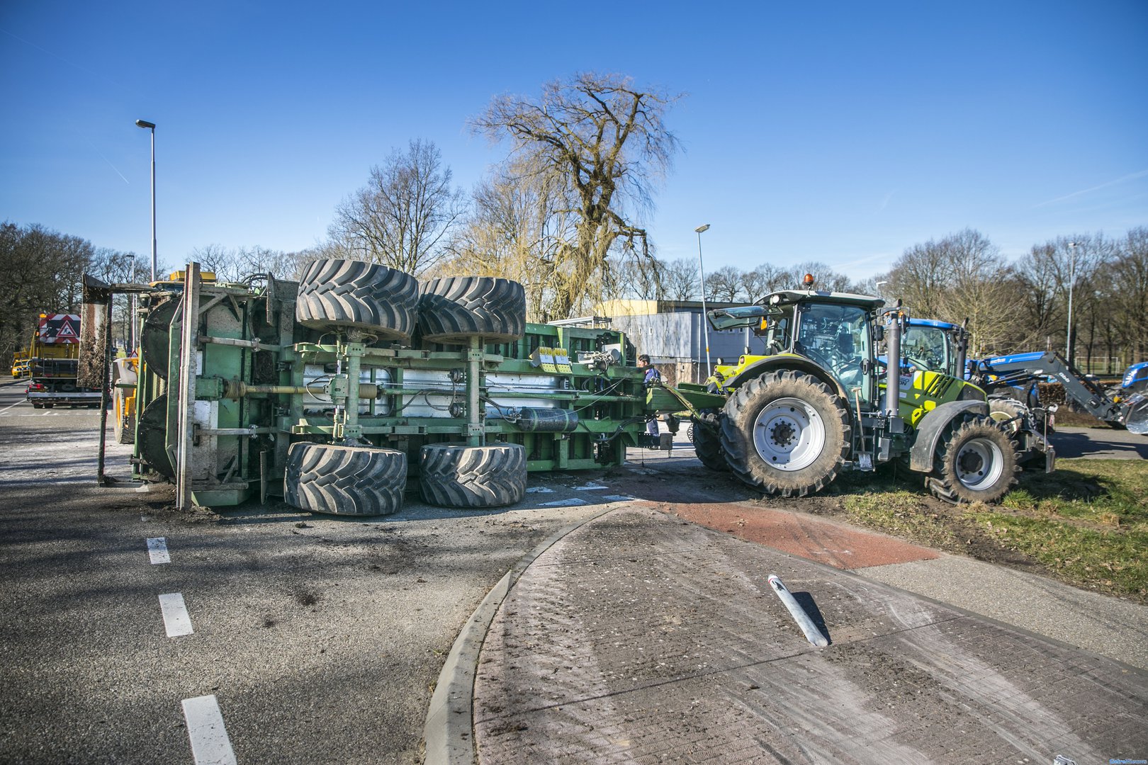 Aanhanger achter tractor kantelt na klapband Babberich