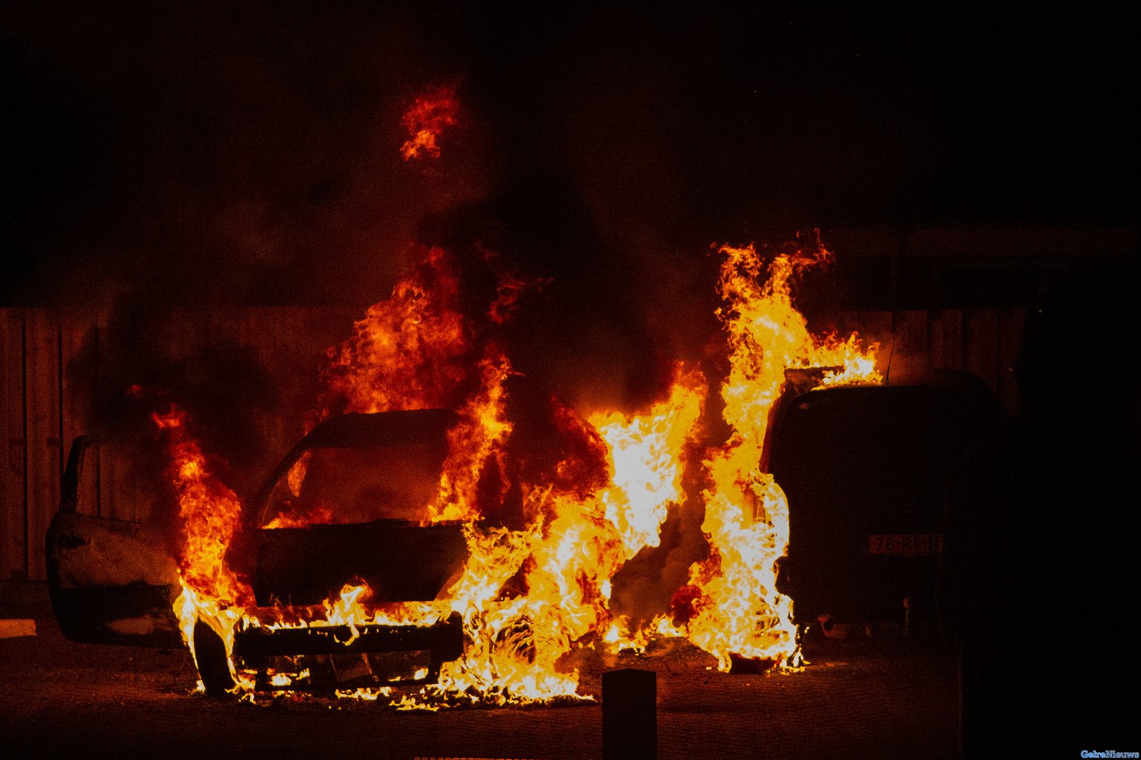 Auto vliegt in brand tijdens autoruiten krabben