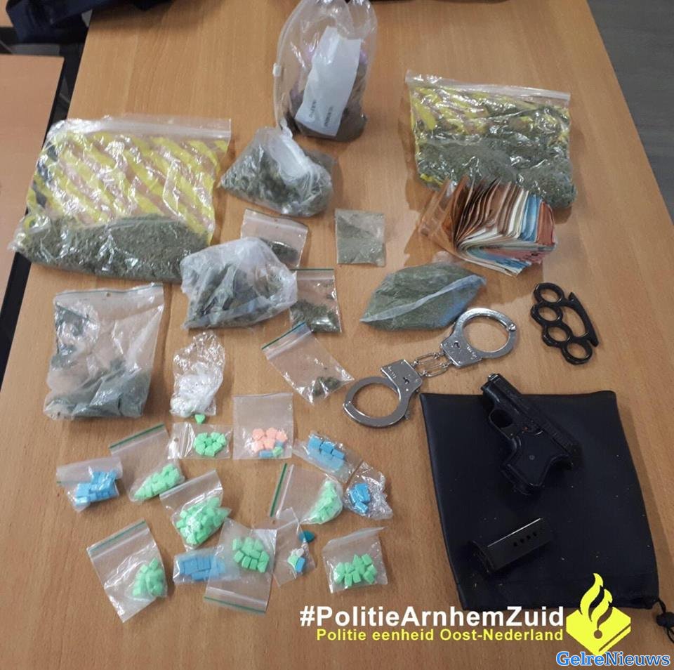 Man (22) zonder vaste woon/verblijfplaats aangehouden met drugs en wapens