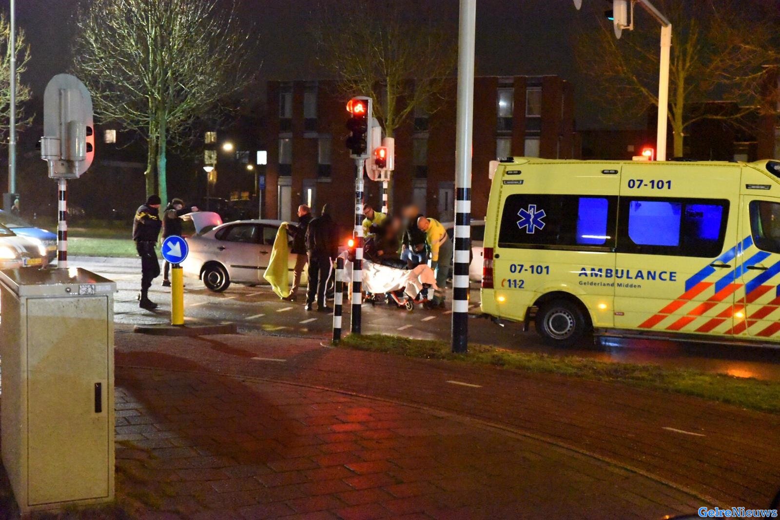Fietser aangereden door auto na door rood rijden in Arnhem