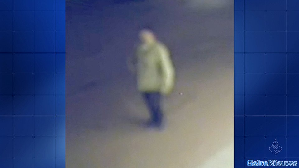 VIDEO: Agressieve man met ‘apart loopje’ steekt vrouw (26) neer