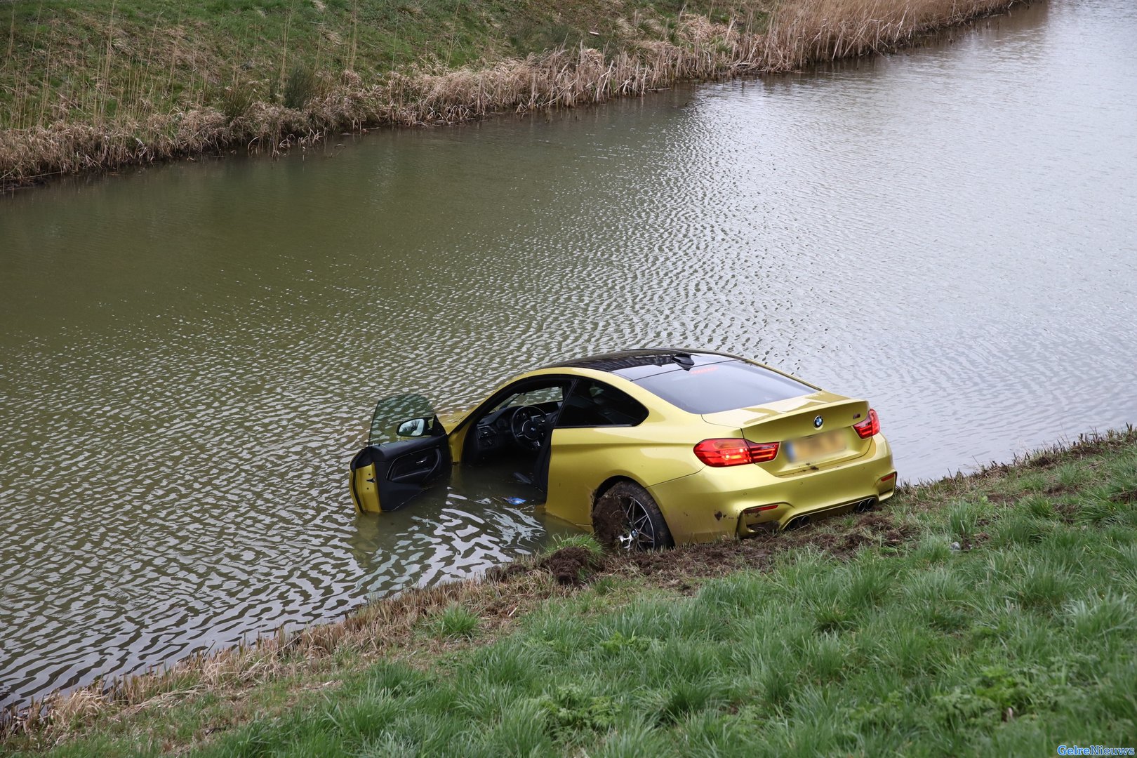 Bestuurder van BMW verliest macht over het stuur en rijdt water in