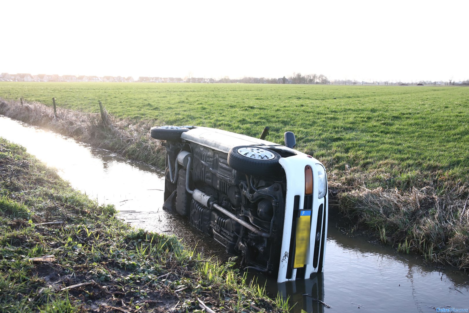 Auto te water en bestuurder spoorloos in Lienden