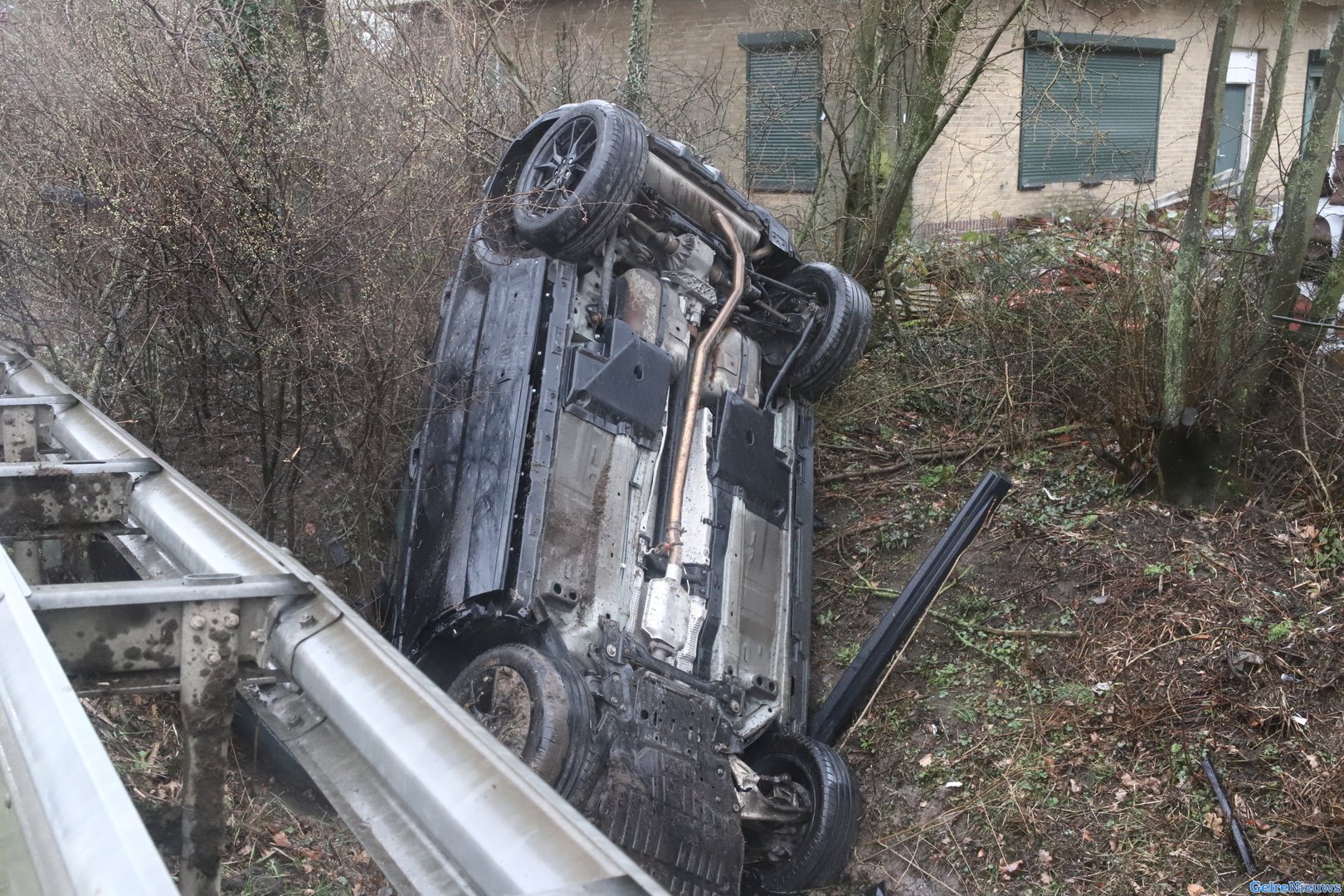 Auto rijdt stuk over vangrail en wordt rechtop gelanceerd in de sloot in Buurmalsen