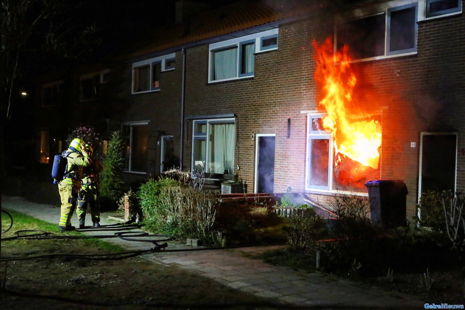 Woningen ontruimd na felle brand in rijtjeshuis