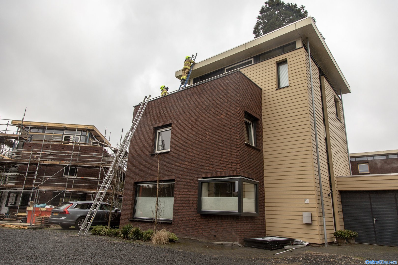 Brandweer haalt losse zonnepaneel van het dak in Velp