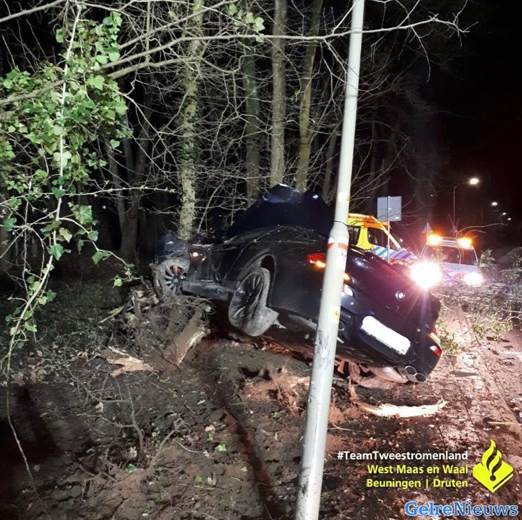 BMW M6 rijdt tegen boom in Berg en Dal
