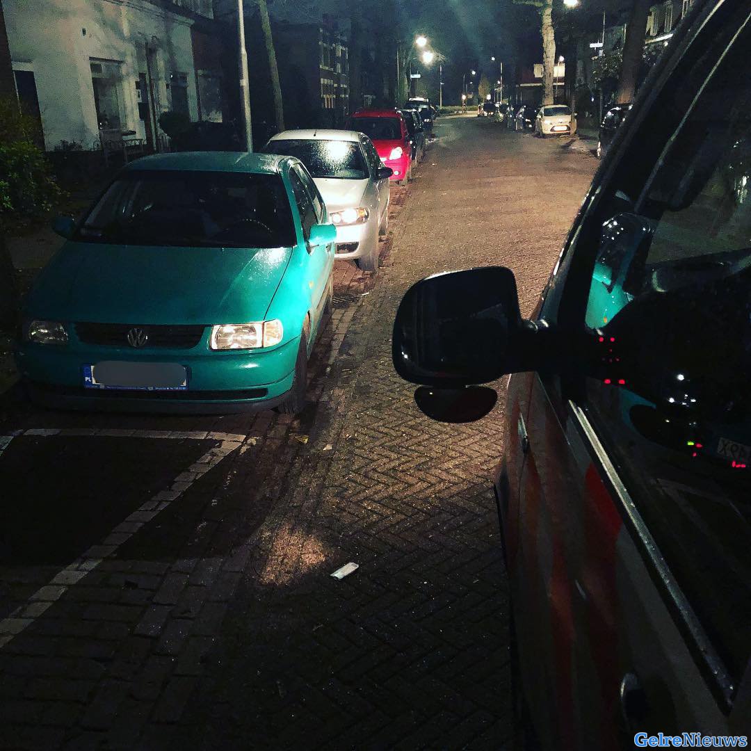 Auto staat midden op de weg met slapende bestuurder erin