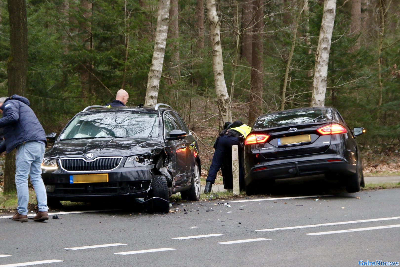 Auto’s zwaar beschadigd na forse aanrijding Schaarsbergen