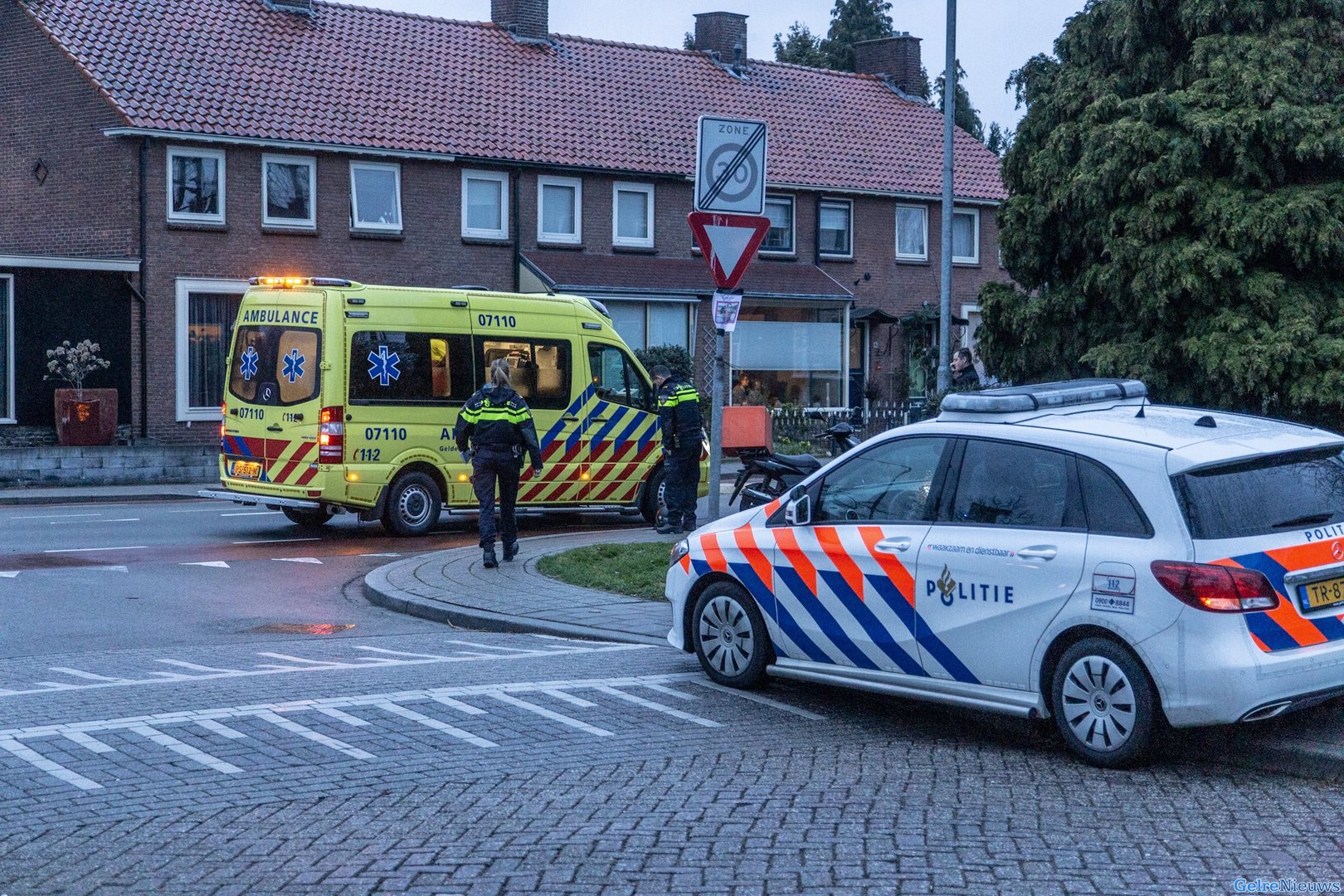 Auto slaat op de vlucht na aanrijding met scooter