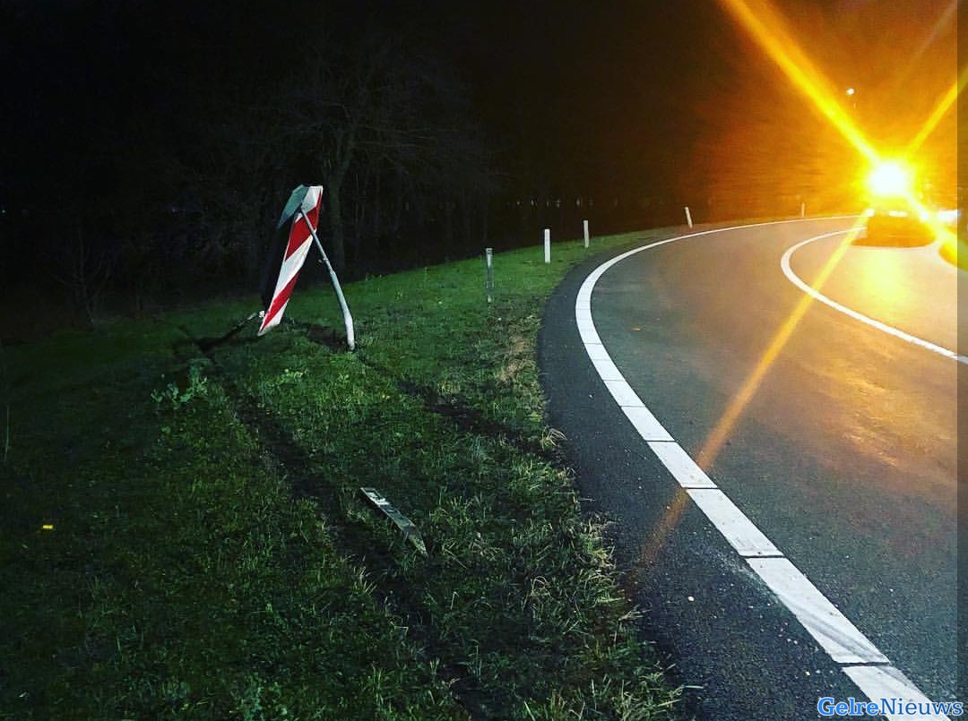 Vrienden komen terug van karten en vliegen uit bocht met auto