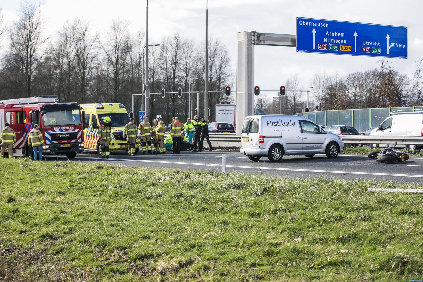 Motorrijder onderuit en raakt gewond bij Velperbroek