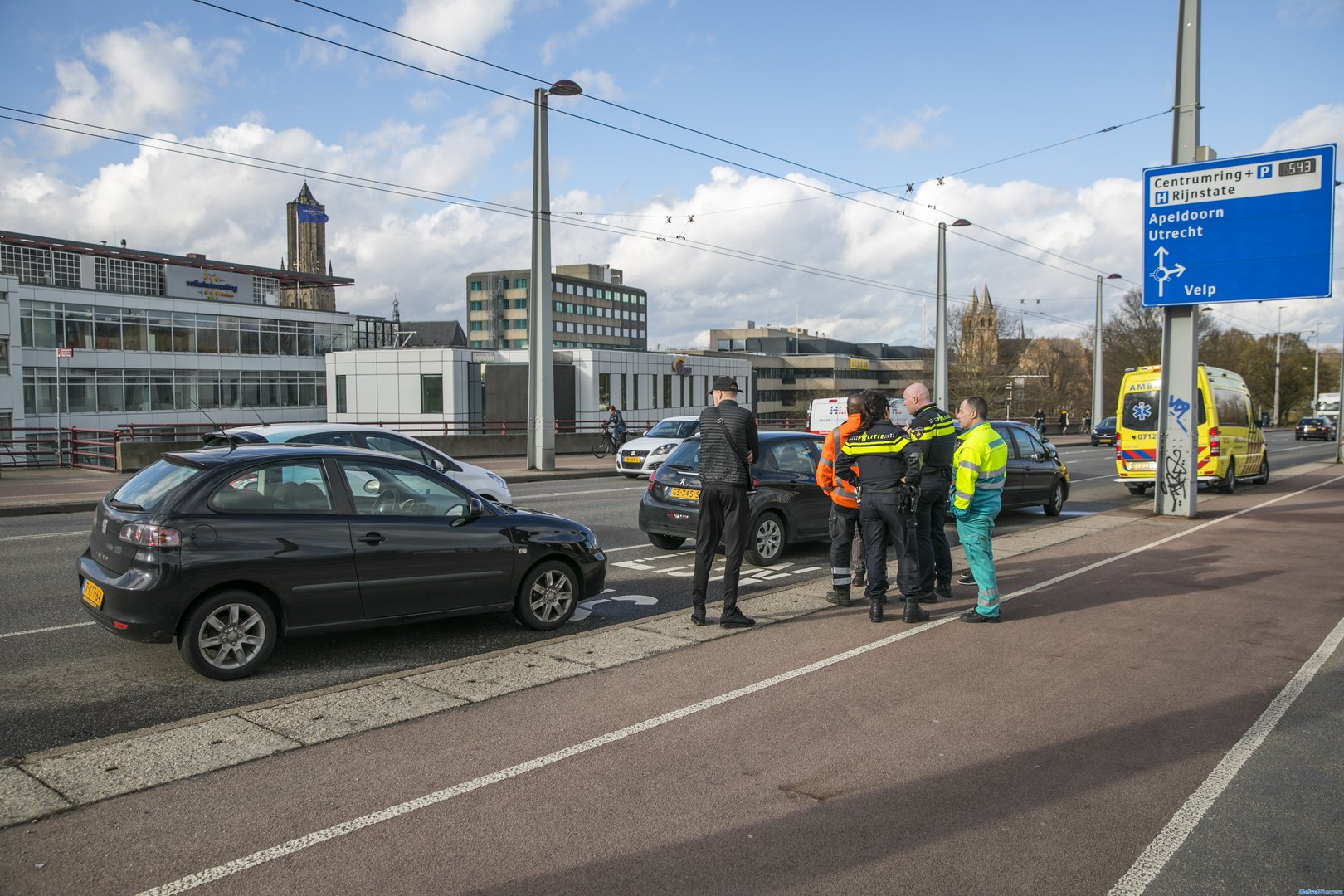Botsing tussen drie voertuigen op John Frostbrug in Arnhem