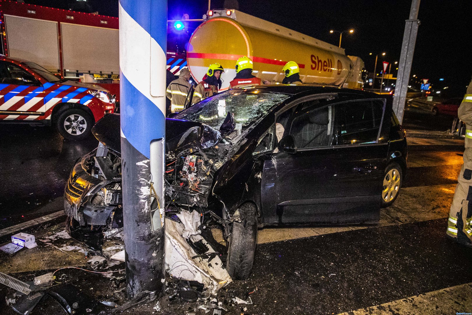 Auto botst frontaal op verkeersmast bij kruispunt Gelredome Arnhem