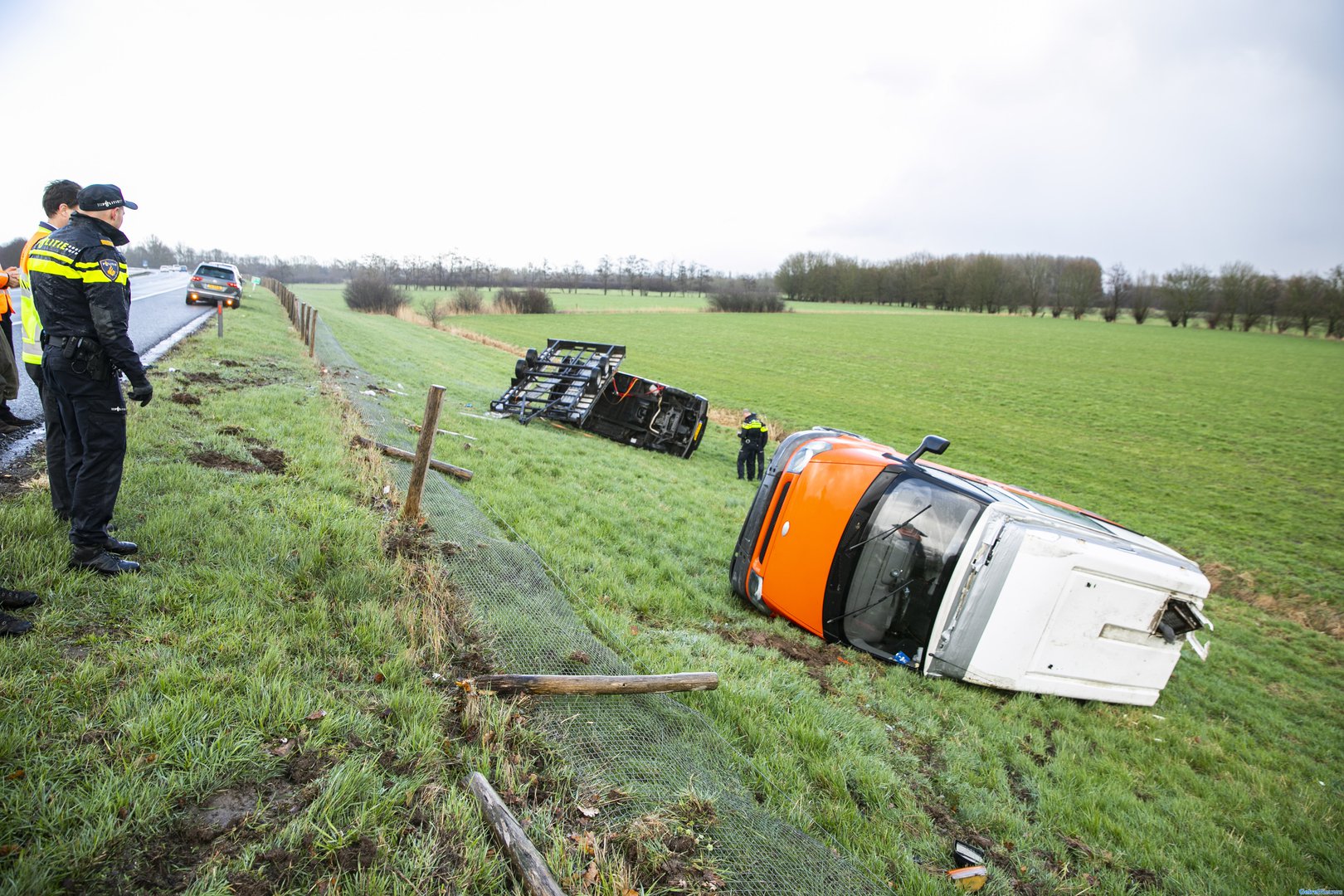 Bestelbus raakt van de A348 af, kantelt in de berm