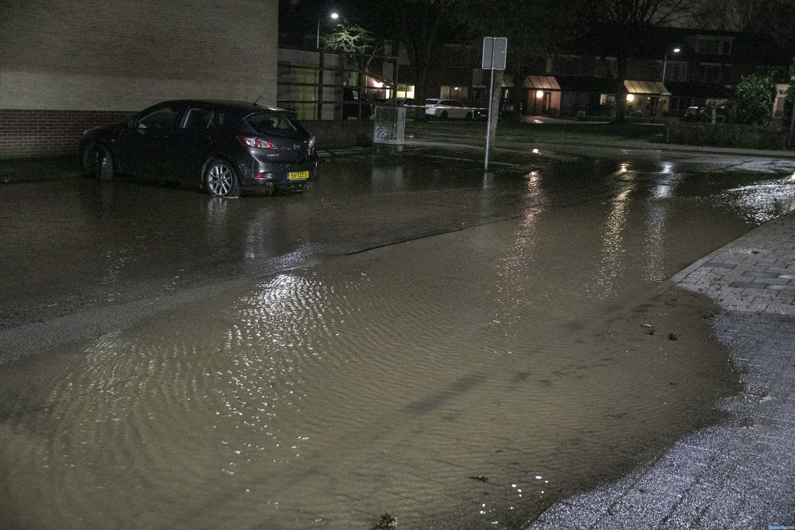 Straten blank door leidingbreuk in Rheden