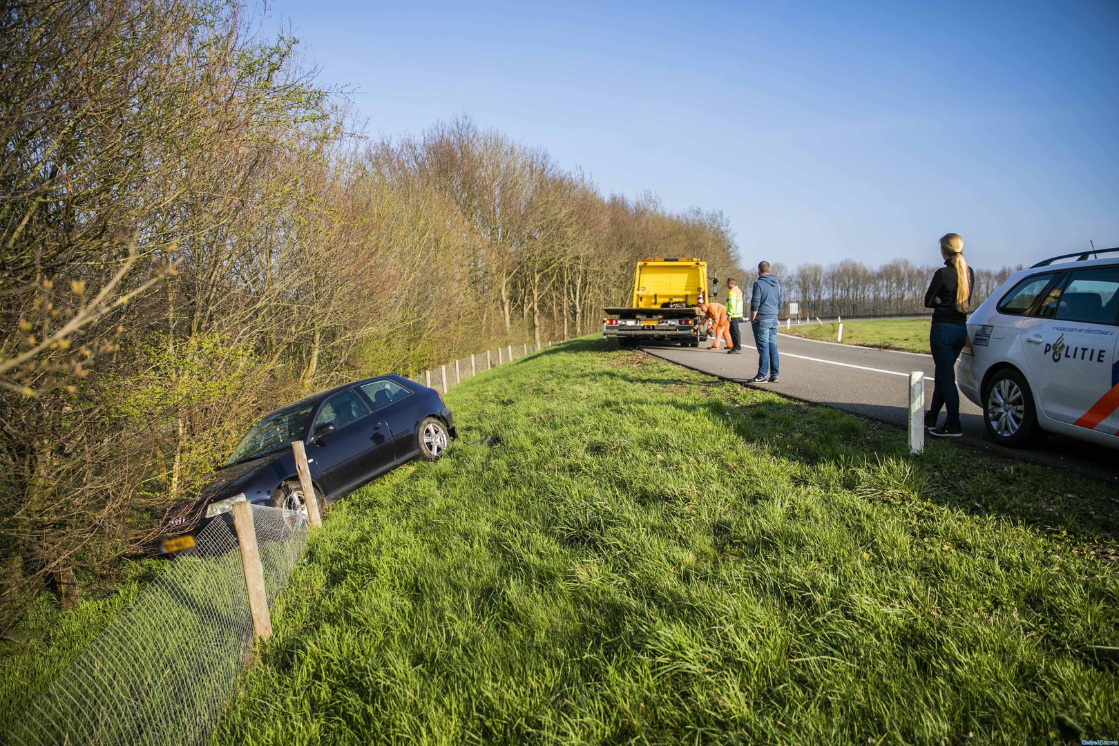 Auto belandt in talud langs A348 De Steeg