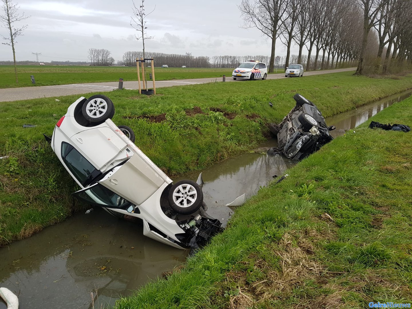 Auto’s over de kop in de sloot na ongeval Winssen