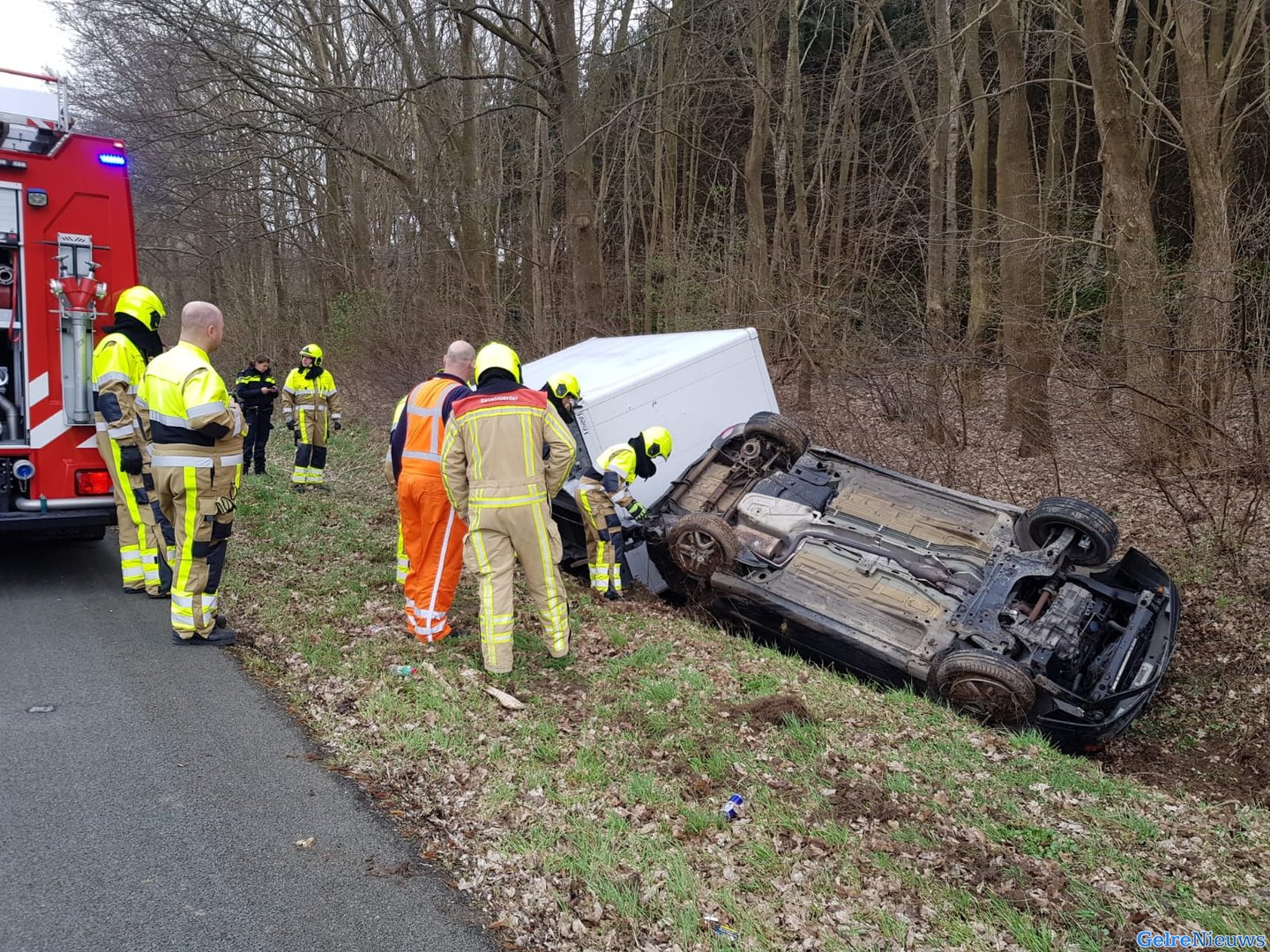Auto met aanhanger over de kop bij ongeval A326