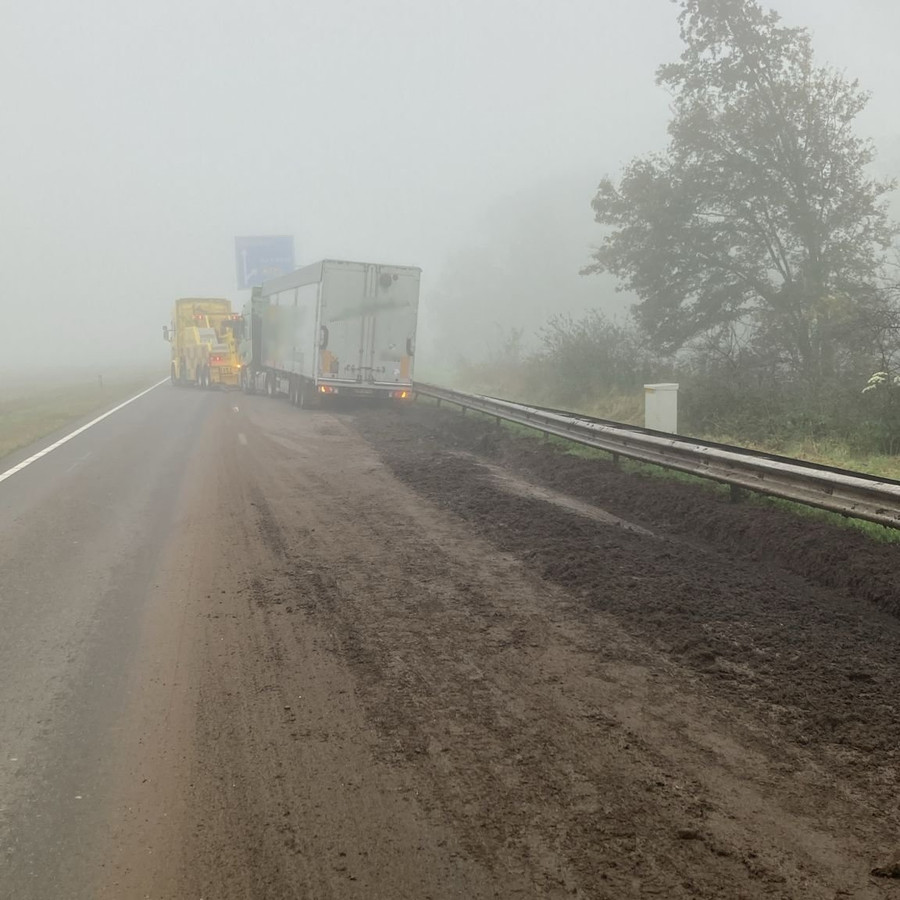 Vrachtwagen zit vast in berm: snelweg dicht