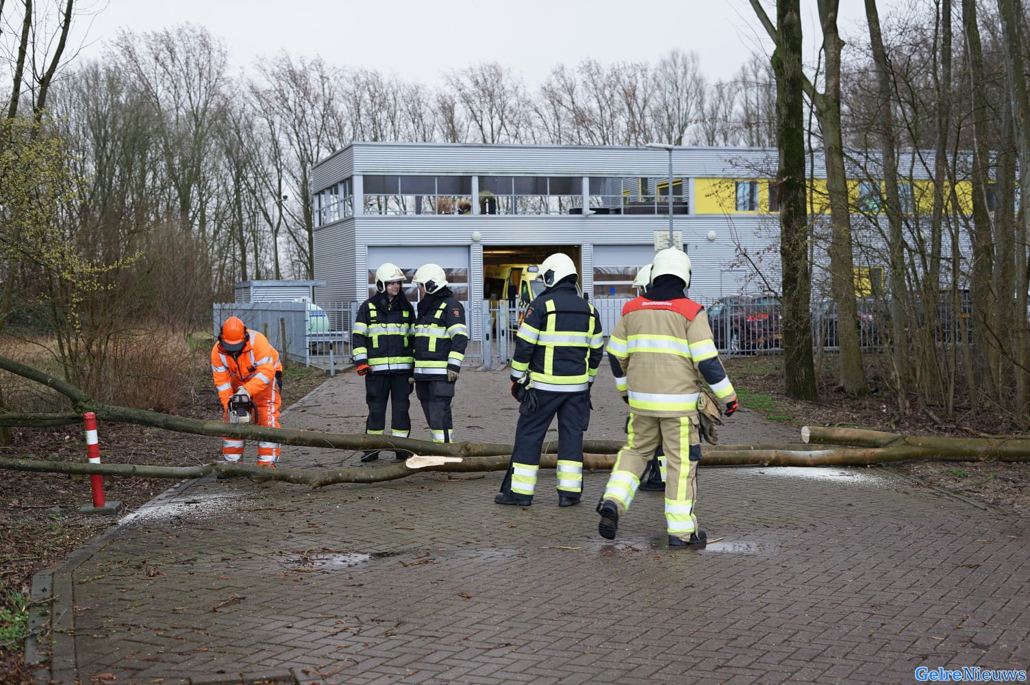 Boom valt om op uitrit van ambulancevoorziening Beuningen
