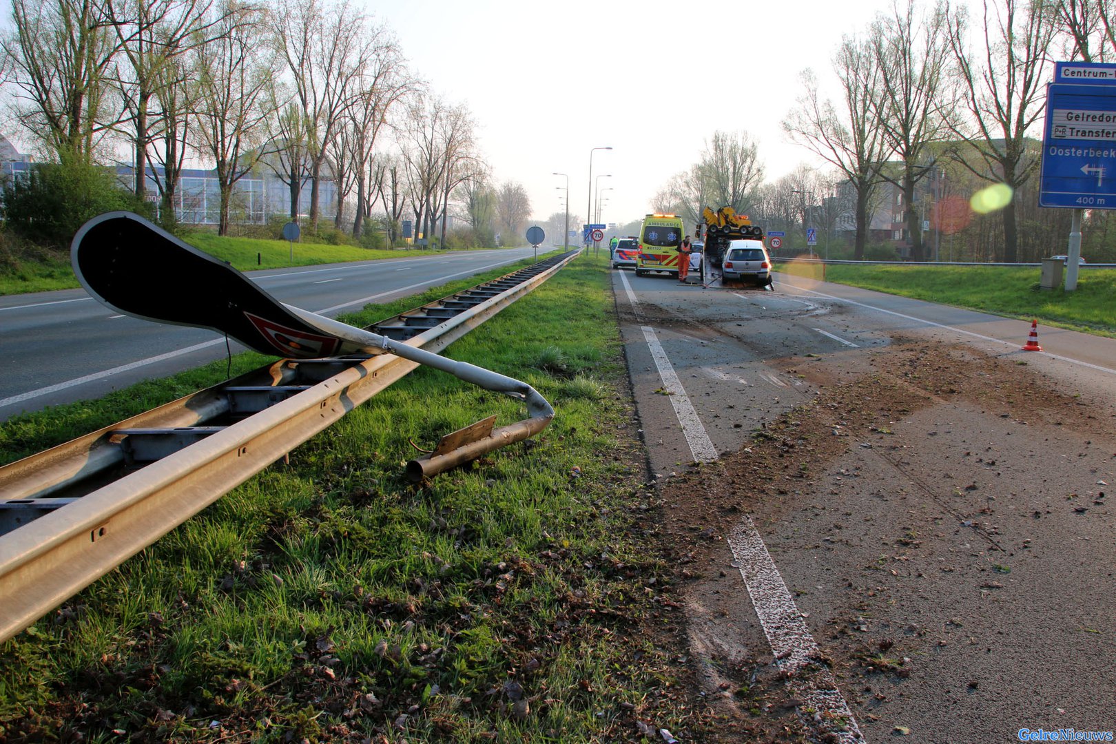 Bestuurder ramt verkeerslicht A325 Arnhem
