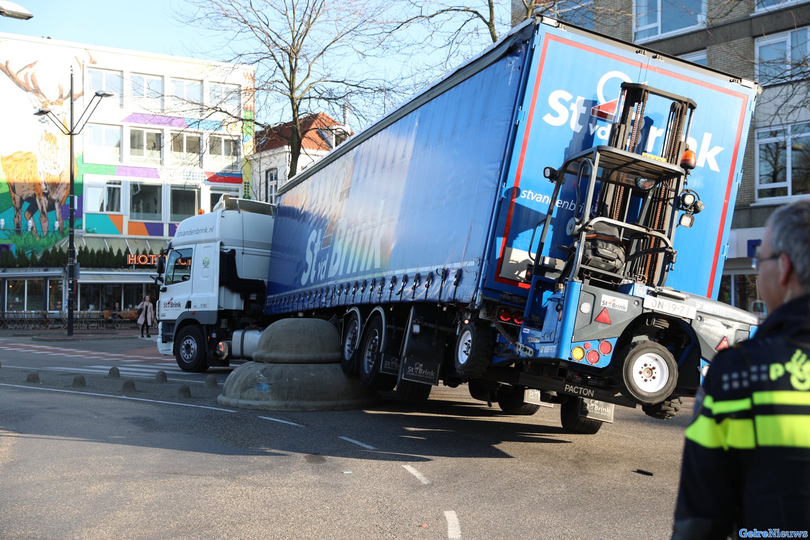 Vrachtwagen rijdt op bol bij Kelfkensbos Nijmegen