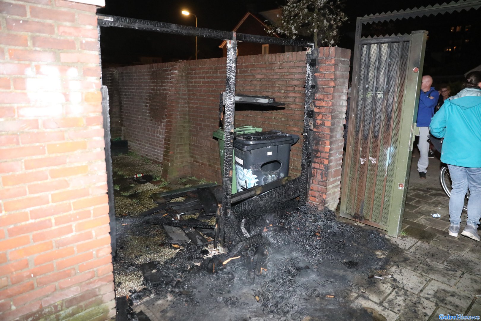 Bankstel en schutting branden af in Arnhem