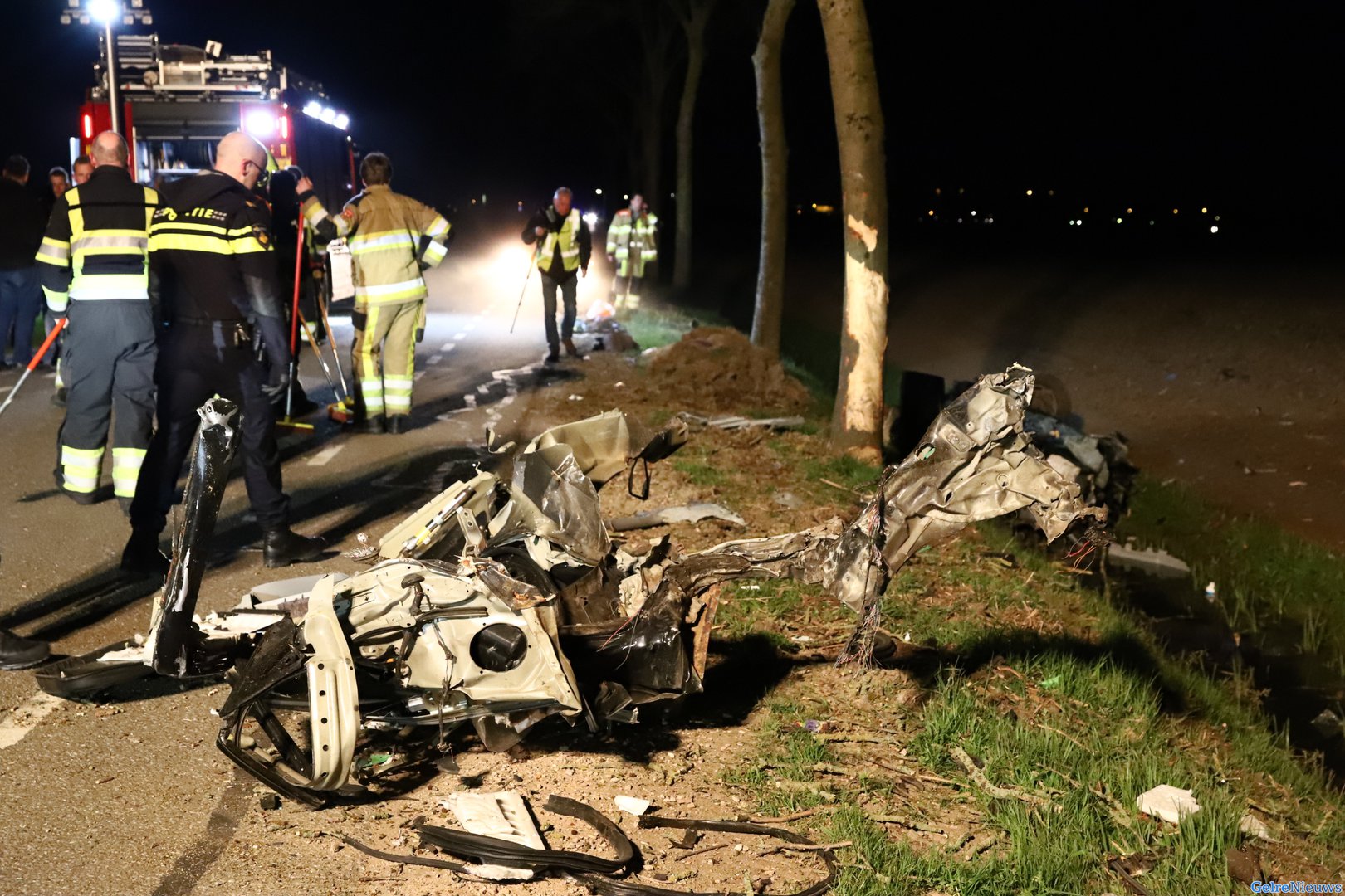 Auto in stukken na frontale botsing met bomen in Ommeren