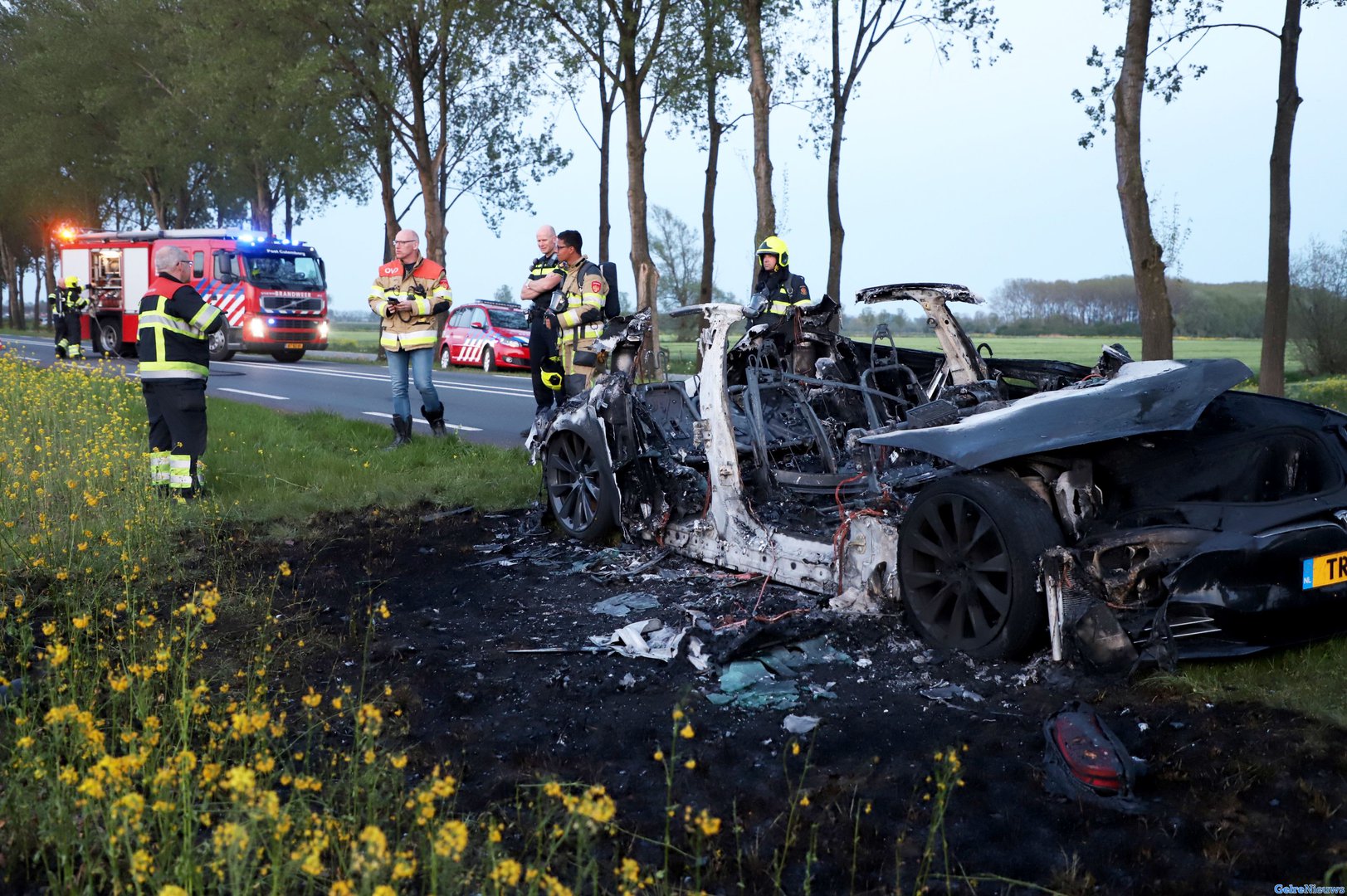Tesla brandt volledig uit op N320 bij Culemborg