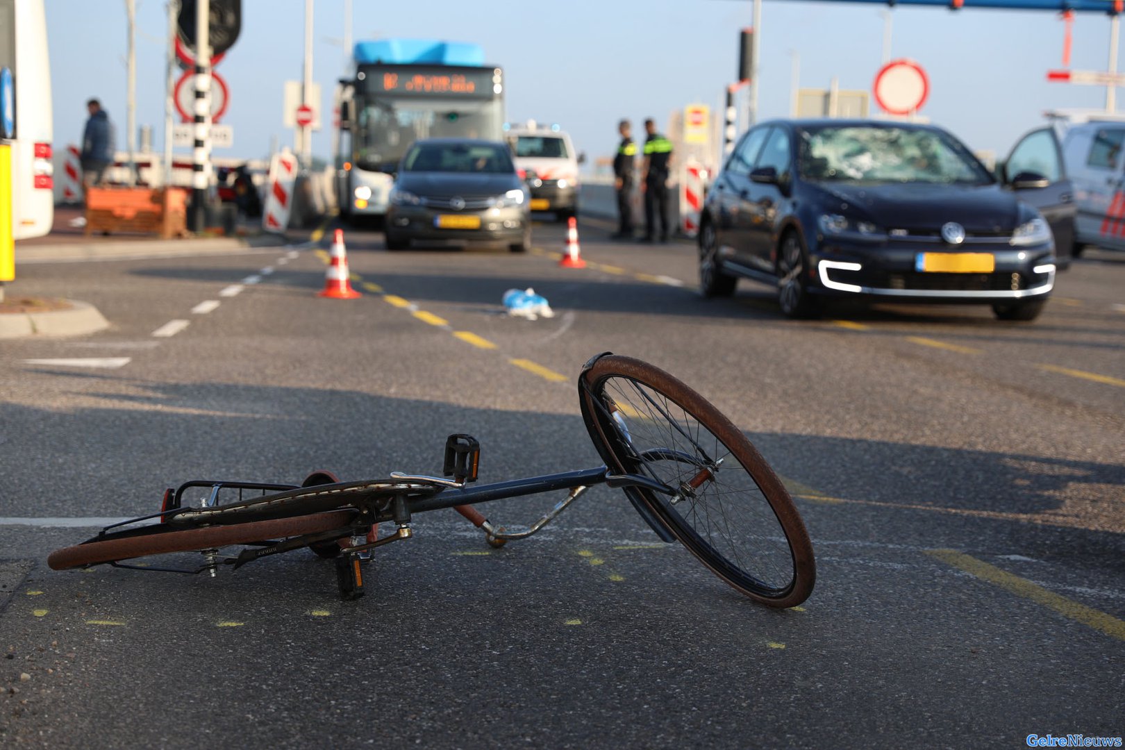 Waalbrug Nijmegen tijdelijk afgesloten na aanrijding
