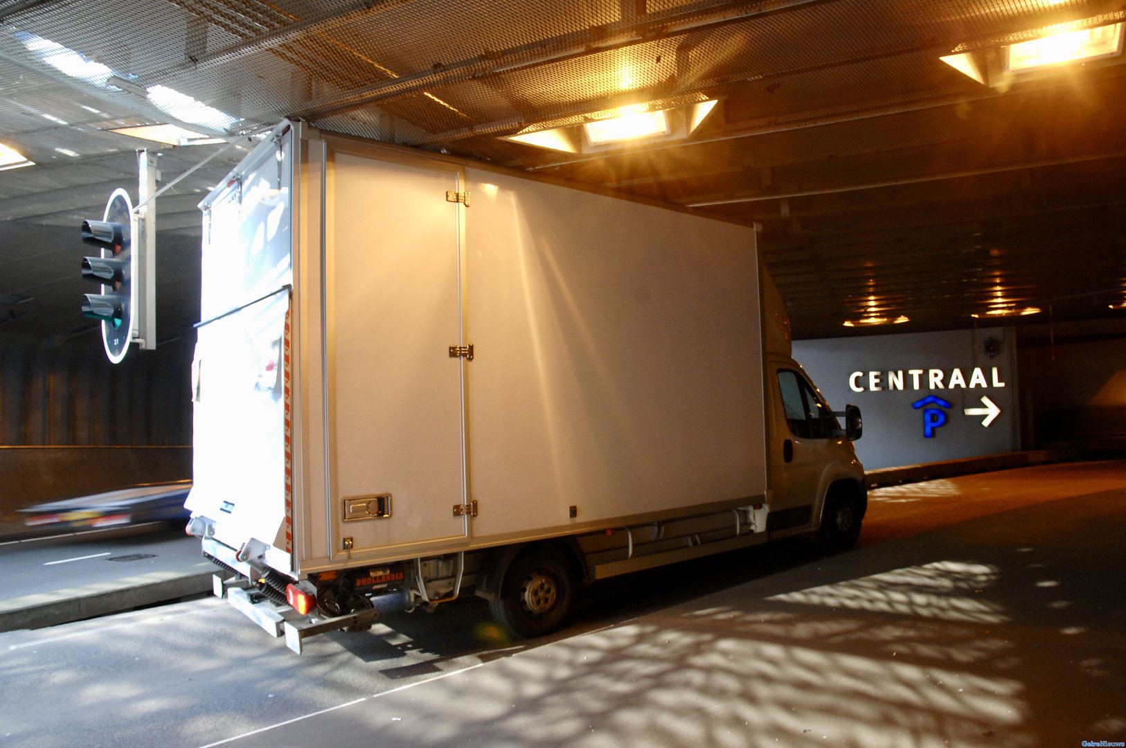 Bestelwagen rijdt zich klem in Willemstunnel in Arnhem