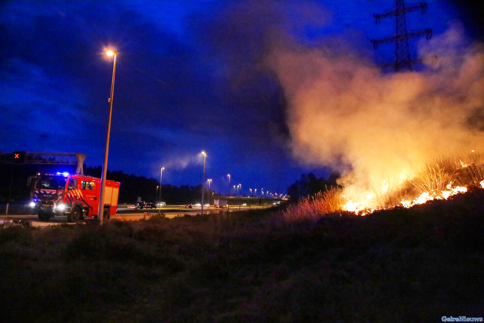 Flinke bermbrand langs de snelweg A50 bij Arnhem