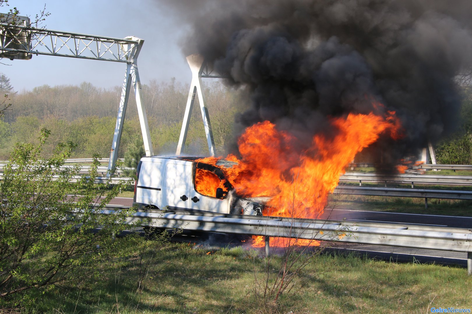 Bestelauto volledig verwoest door brand A50 Arnhem