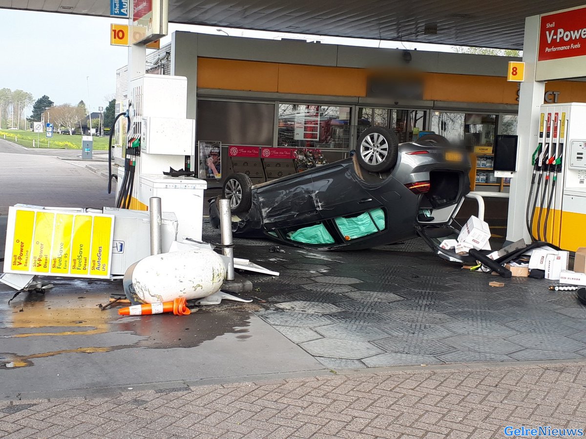 Auto belandt op zijn kop bij tankstation A15