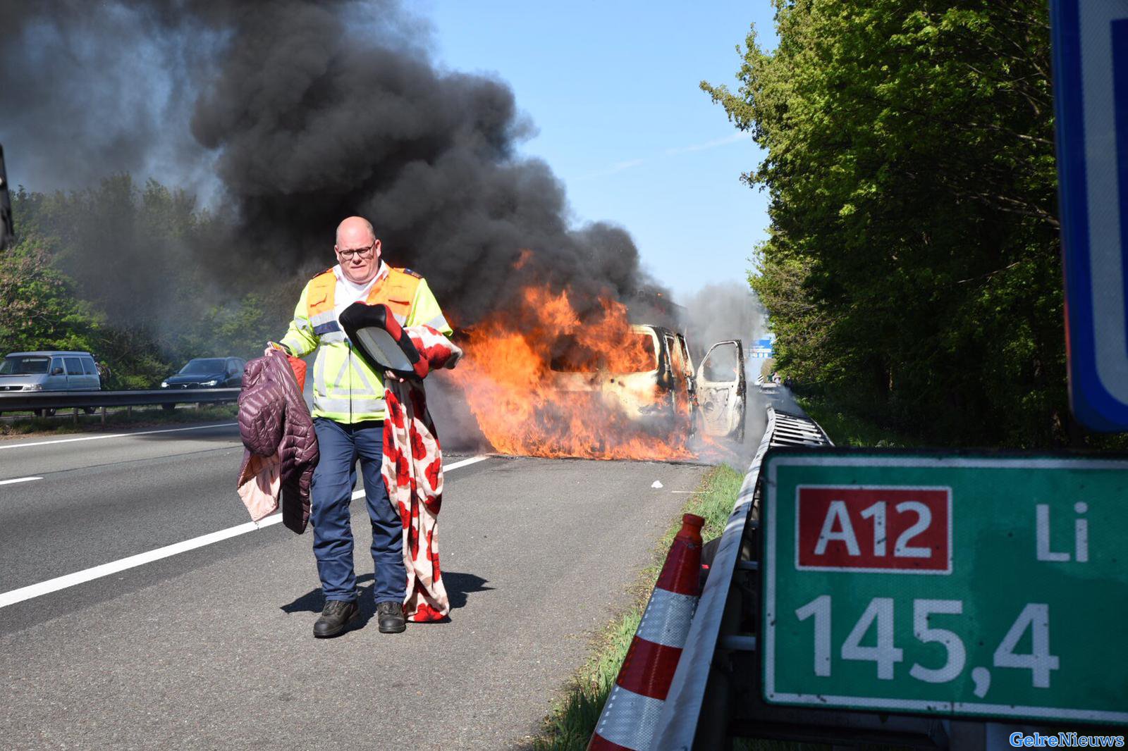 Busje volledig verwoest door brand A12 Zevenaar
