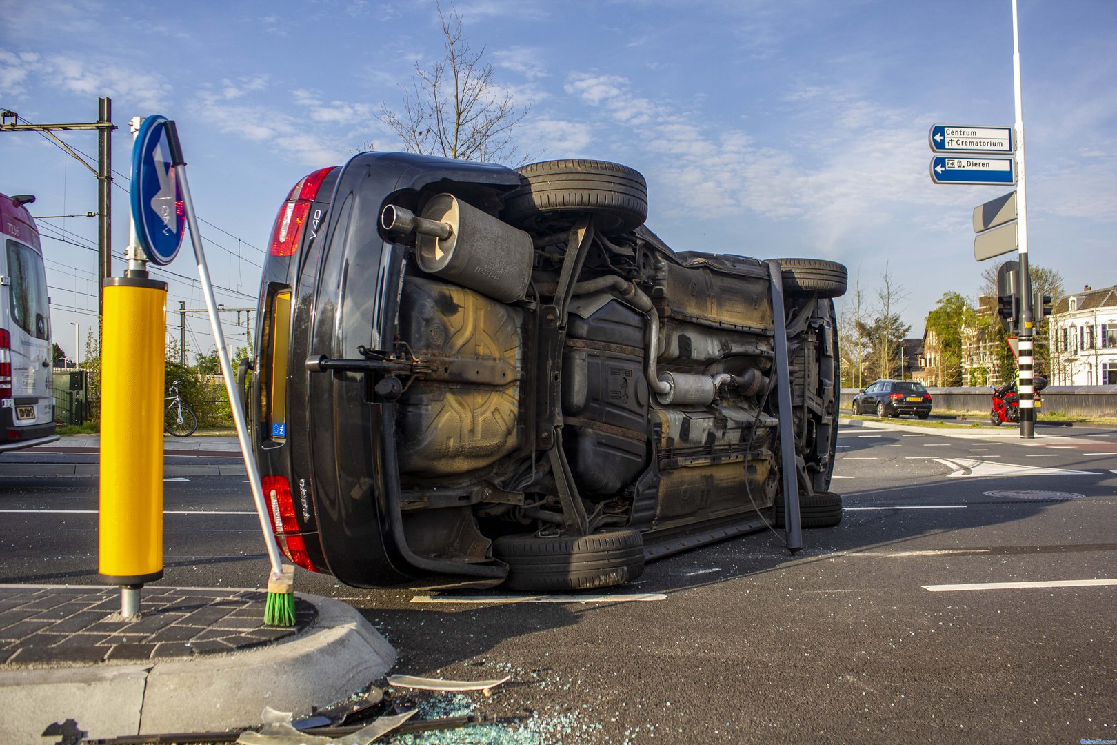 Auto op de kant bij ongeval in Dieren