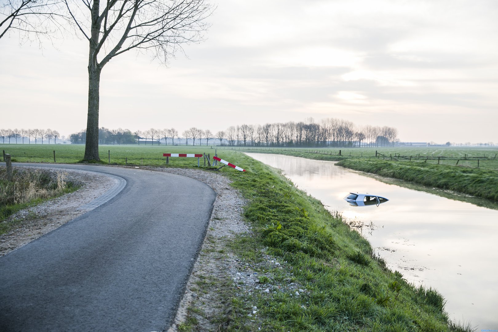 Auto te water in Giesbeek, bestuurder spoorloos