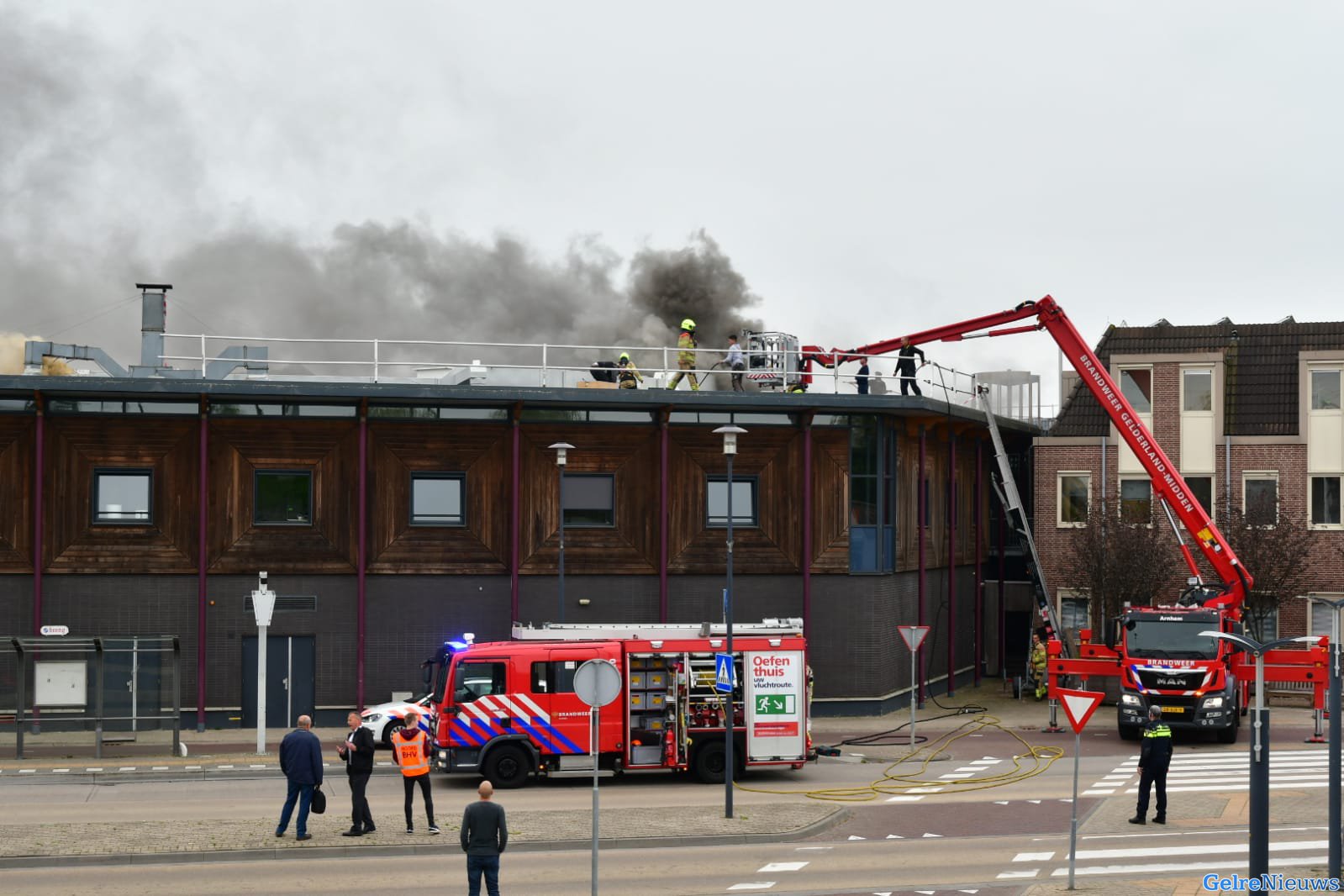 Brand op dak van winkelcentrum in Westervoort