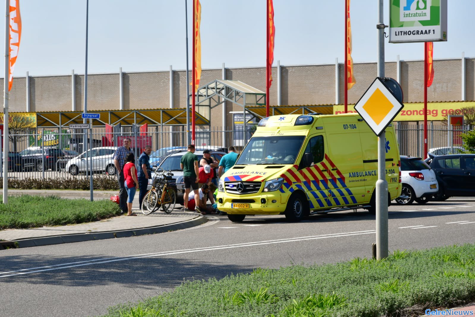 Fietser ten val na te zware tassen