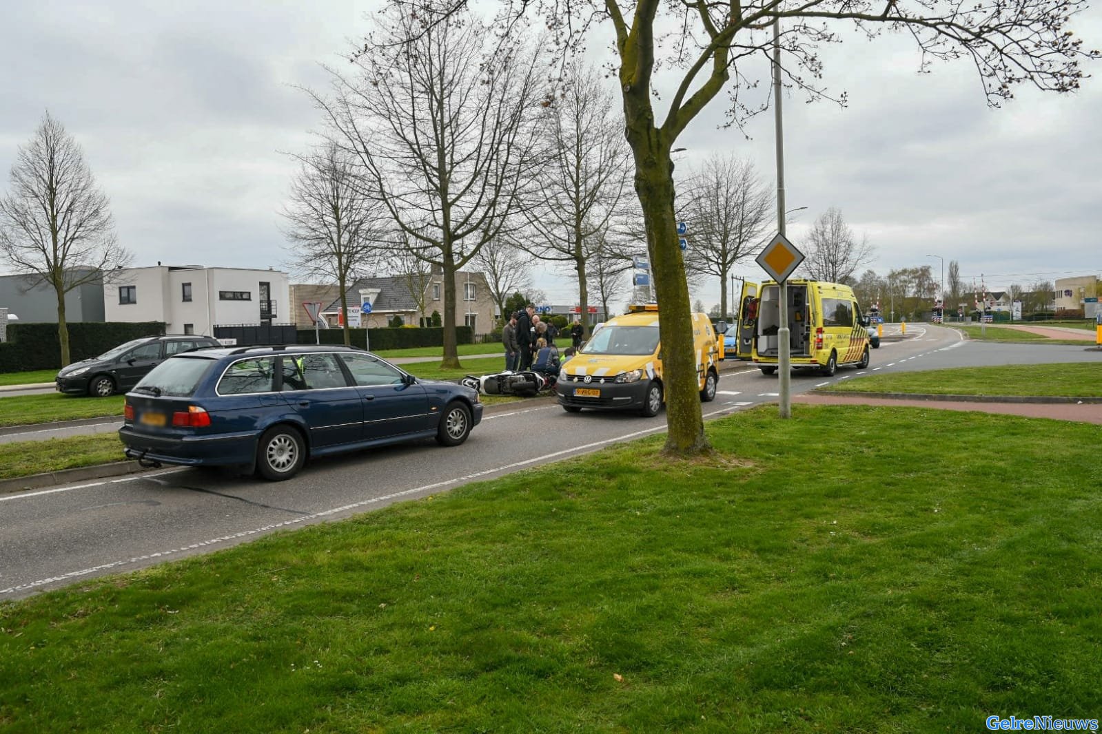Jonge vrouw op snorscooter geschept in Duiven