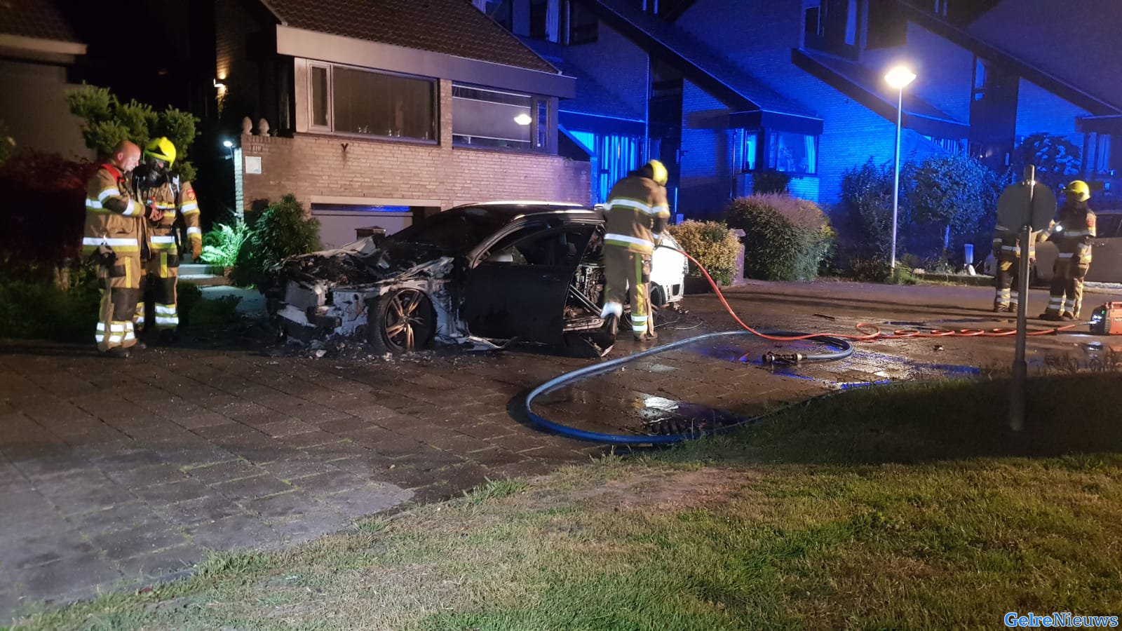 Autobrand in Nijmeegse wijk Weezenhof