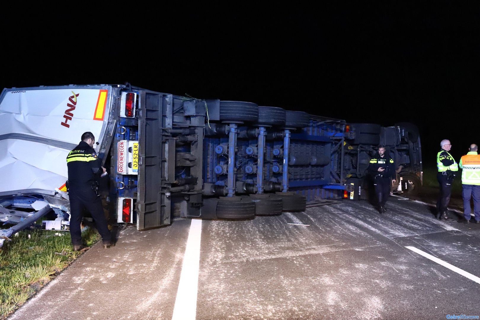 A15 bij Dodewaard weer open nadat vrachtwagen kantelde