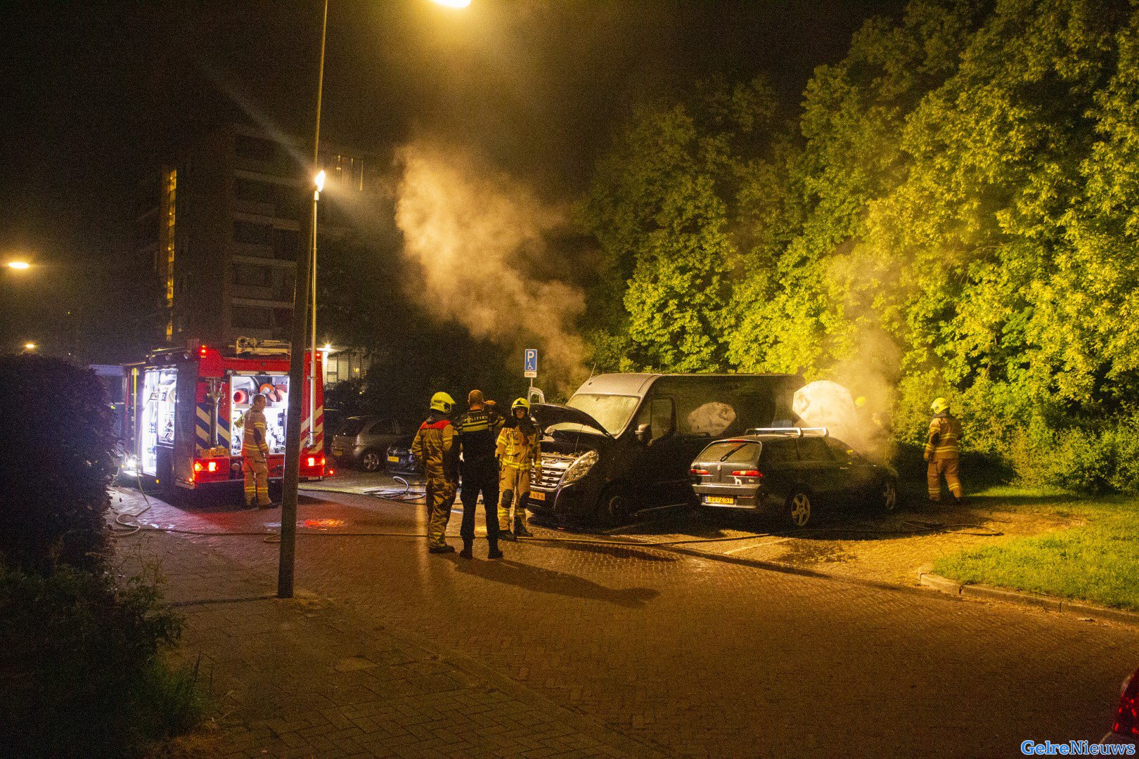 Auto en busje in brand in Arnhemse wijk Presikhaaf