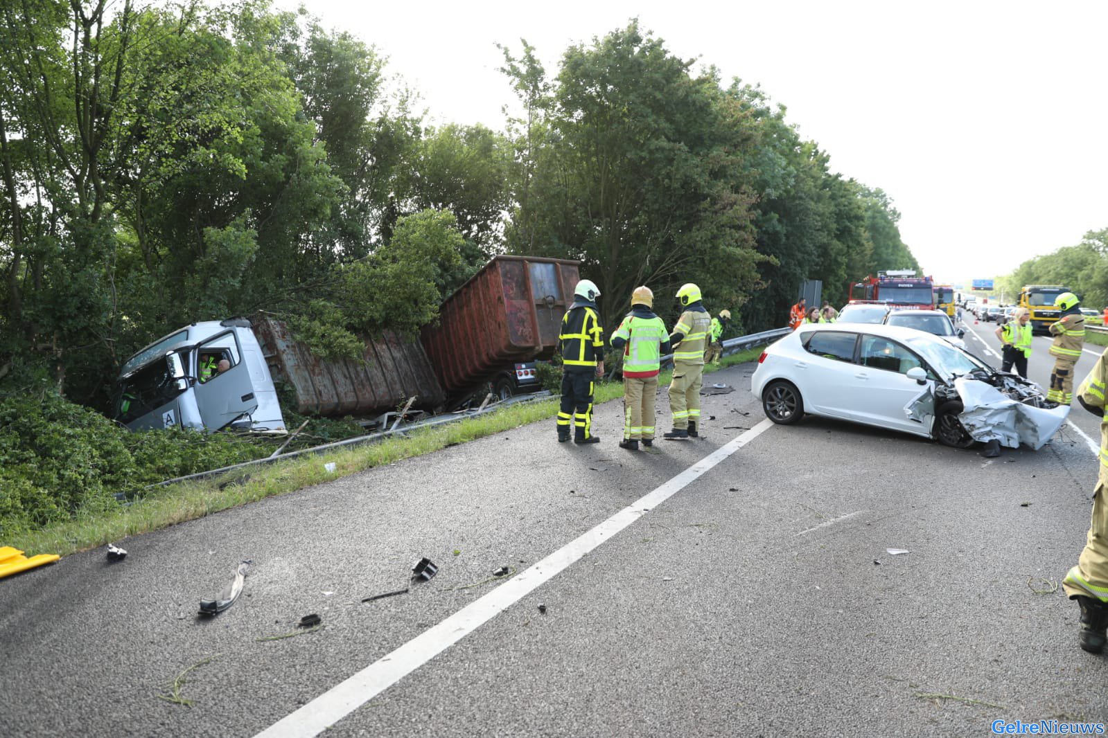 Vrachtwagen schiet door vangrail op A12: Snelweg dicht