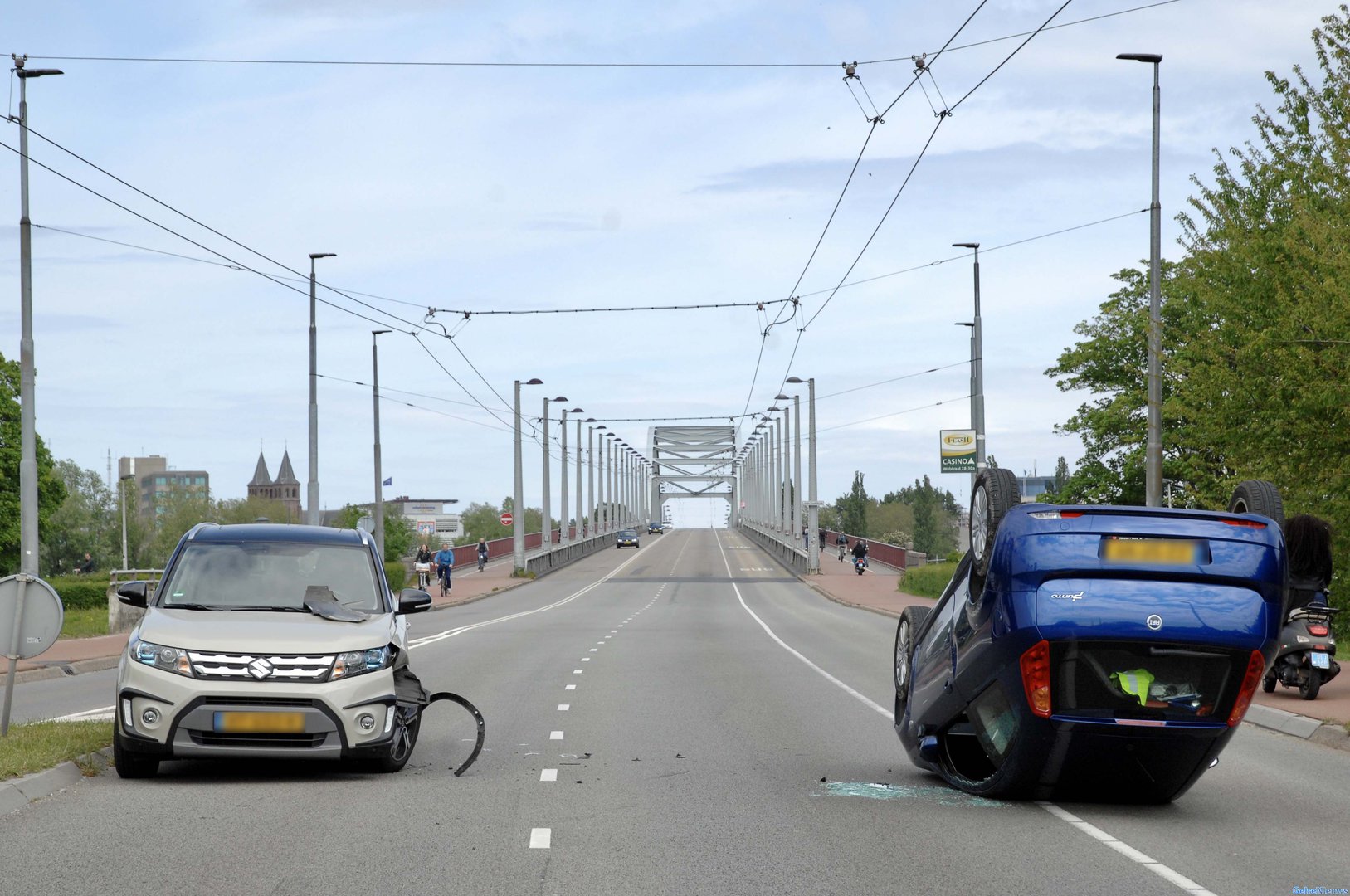 Auto op z’n kop bij ongeval op John Frostbrug in Arnhem